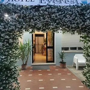 Everest Hotel